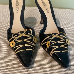 Isabella Fiore Black patent leather and beige Floral Mules